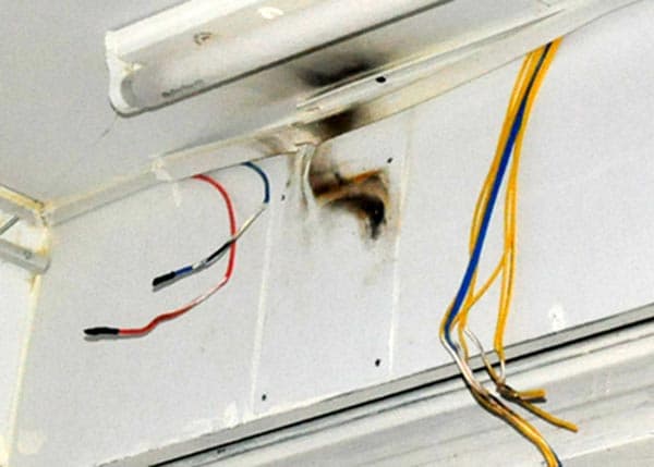 Dây điện bị đứt hoặc hở